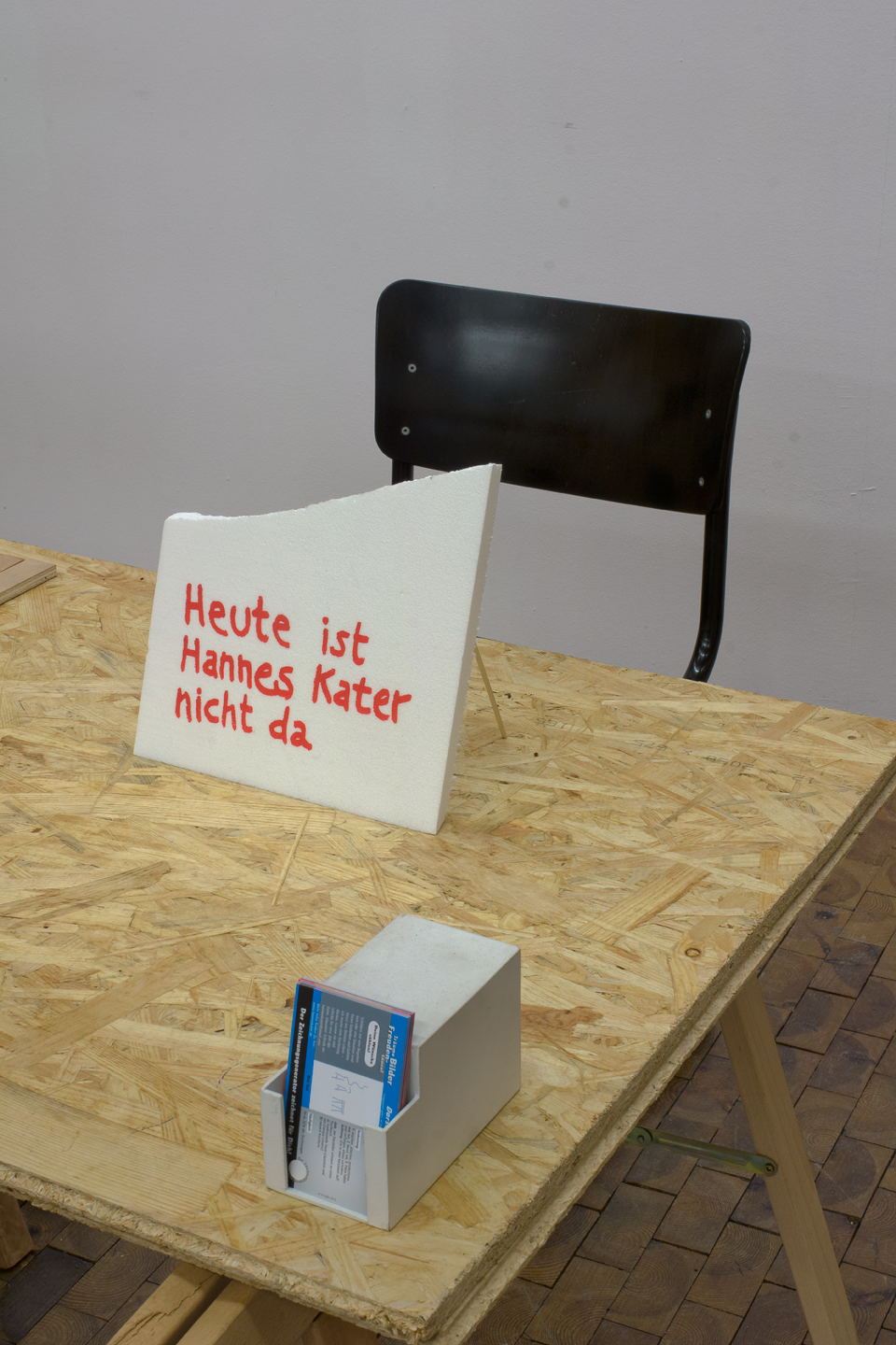 Hannes Kater: Abwesenheitshinweis w&auml;hrend der Ausstellung "&uuml;berbrechen", Akademie der K&uuml;nste, Hanesatenweg 2012