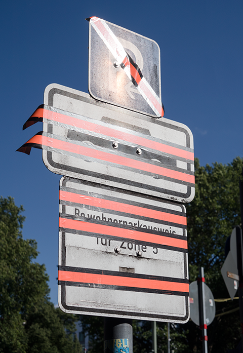 Ausstreichung, Verkehrsschilder am Savigny Platz, Berlin 2025