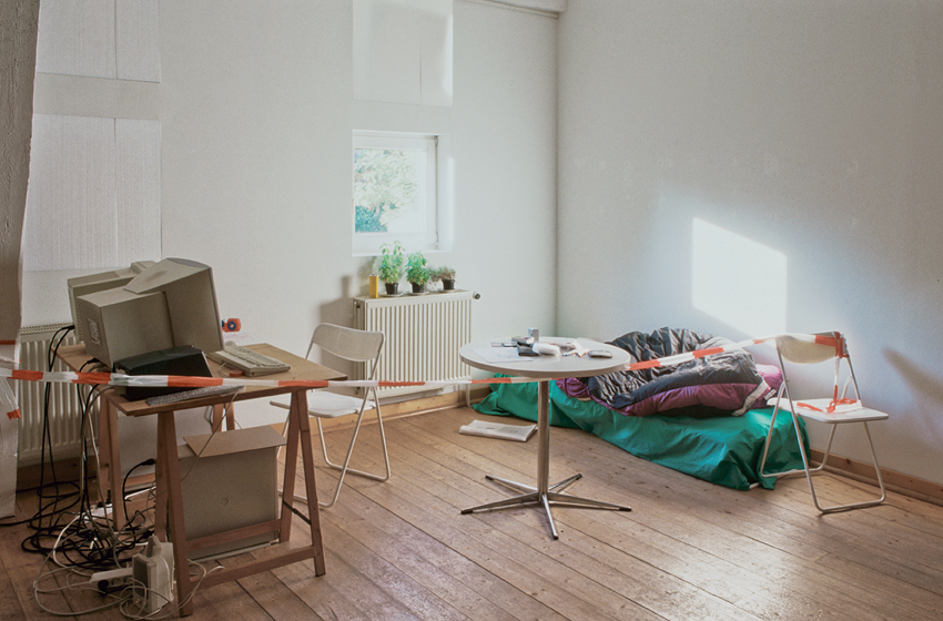 Hannes Katers Schlafplatz im Ausstellungsraum des Kunstverein Gifhorn w&auml;hrend des Projekts "Mittelbau", 2002
