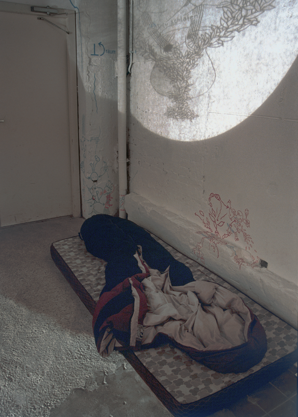 Hannes Katers Schlafplatz w&auml;hrend der Arbeit an "Mehr Gl&uuml;ck! Mehr Geld! Mehr Tempo!" im Ausstellungsraum. De Melkfabriek 1999