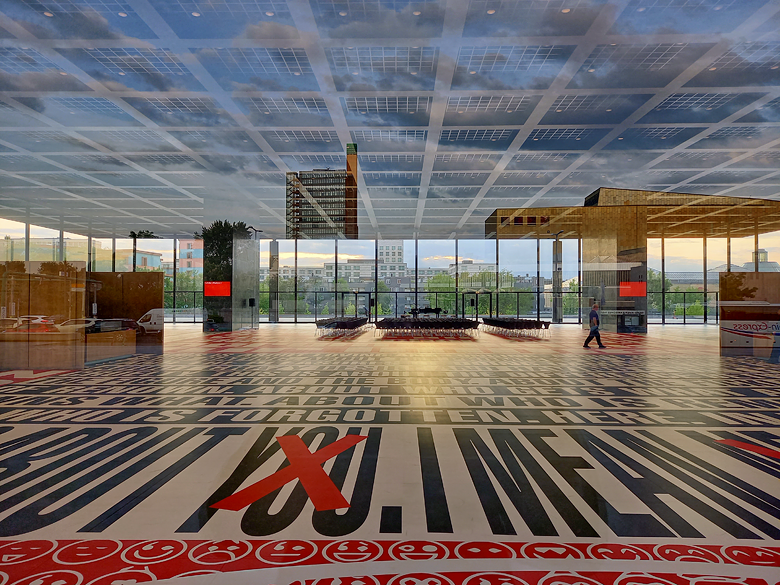 Hannes Kater  Barbara Kruger in der Neuen Nationalgalerie (Bitte lachen / Please cry)