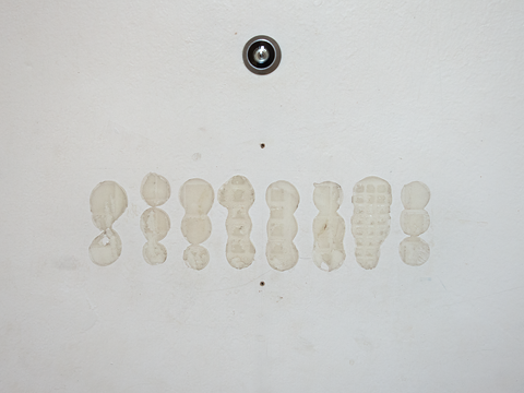 schrift&auml;hnliche Situation an Haust&uuml;r, Berlin 2018 - Hannes Kater