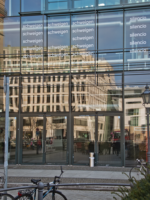 Fassade der Akademie der K&uuml;nste mit einem Text von Eugen Gomringer