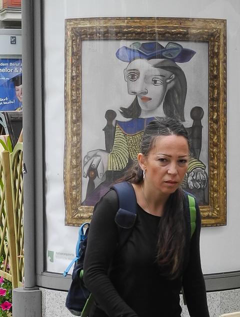 Figur auf wei&szlig;em Grund, gerahmt, auf wei&szlig;em Grund, gerahmt, davor Figur...