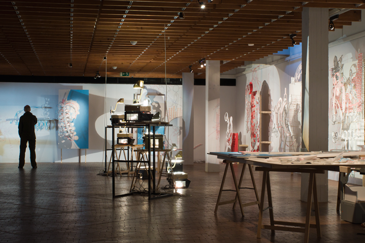 &uuml;berbrechen - Blick in die Ausstellung in der Akademie der K&uuml;nste, Hanseatenweg 10, 10557 Berlin