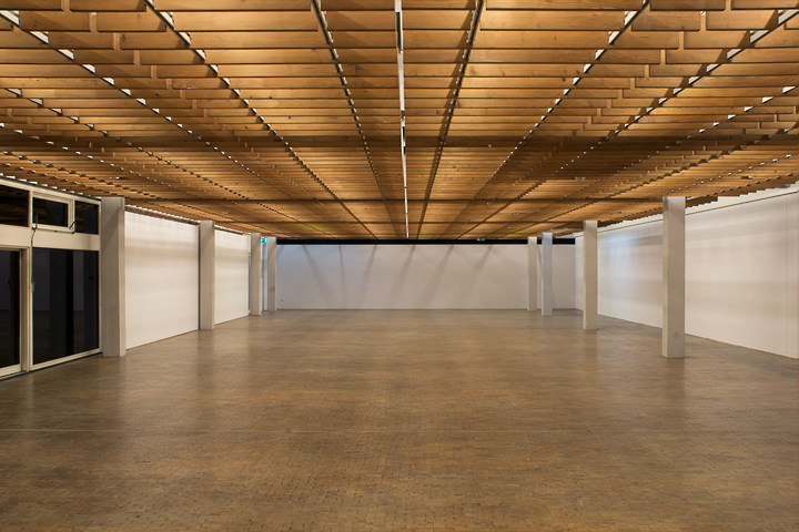 Blick in Halle 3 der Akademie der K&uuml;nste, Hanseatenweg 10, Berlin 2012. Foto Hannes Kater