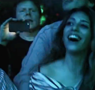 gefilmtes filmendes Publikum beim H&ouml;ren eigentlich trauriger Musik