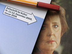 Du-Pfeil und bedr&ouml;ppelte Merkel