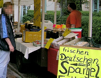 Hannes Kater - Pfeilsituation_03: Marktstand mit P&ouml;bler (links) und Schild mit Pfeil