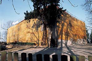 Hannes Kater: Schloss Bleckede mit Plane davor - irgendwie sch&ouml;ner