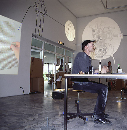 Hannes Kater w&auml;hrend seines Vortrags anl&auml;&szlig;lich seiner Diplompr&auml;sentation, Kunsthochschule Braunschweig 1998